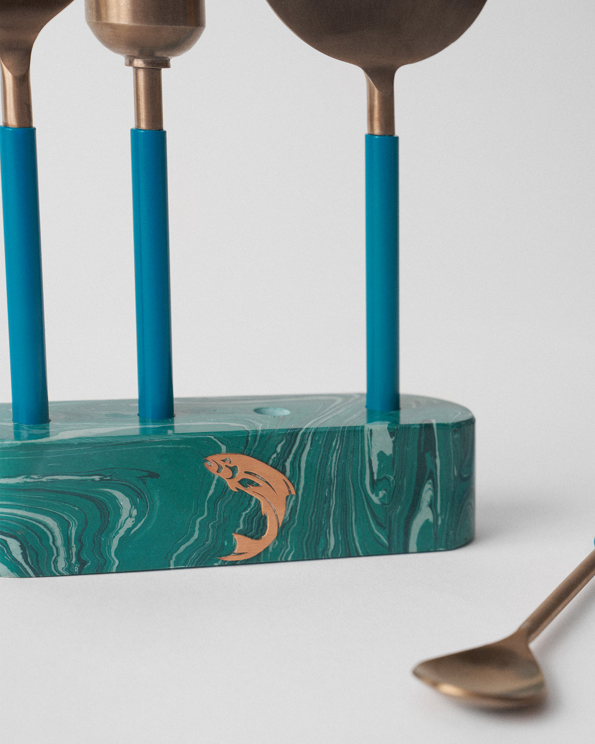 The teal handles.