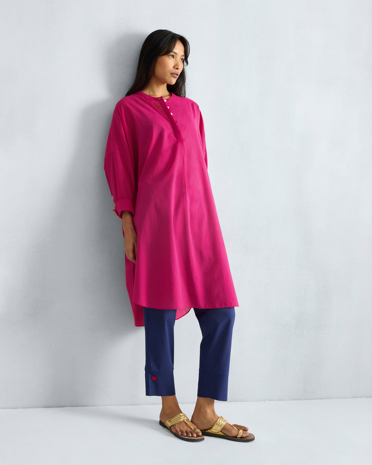 Person wearing a fuchsia Lazy Sunday tunic.