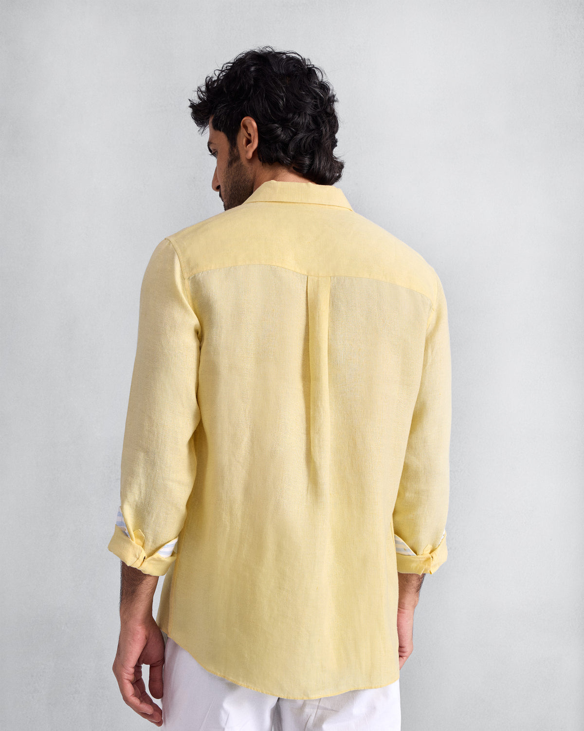 Back of a lemon Classic shirt with a center box pleat.