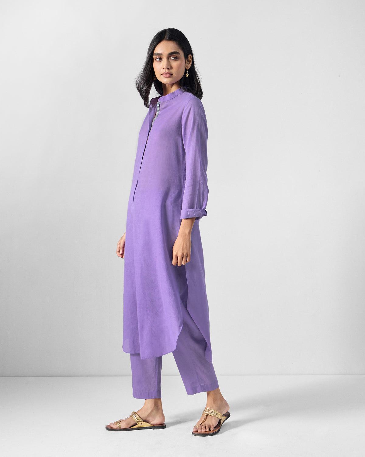 Side view of a lilac long kurta with mandarin collar and side slits.