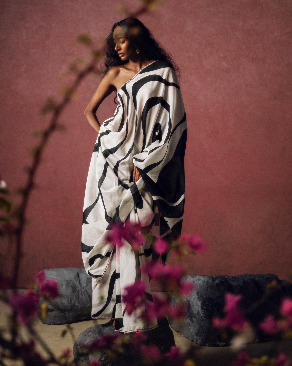 Person wearing a white and black printed Ella sari with flowing abstract lines.