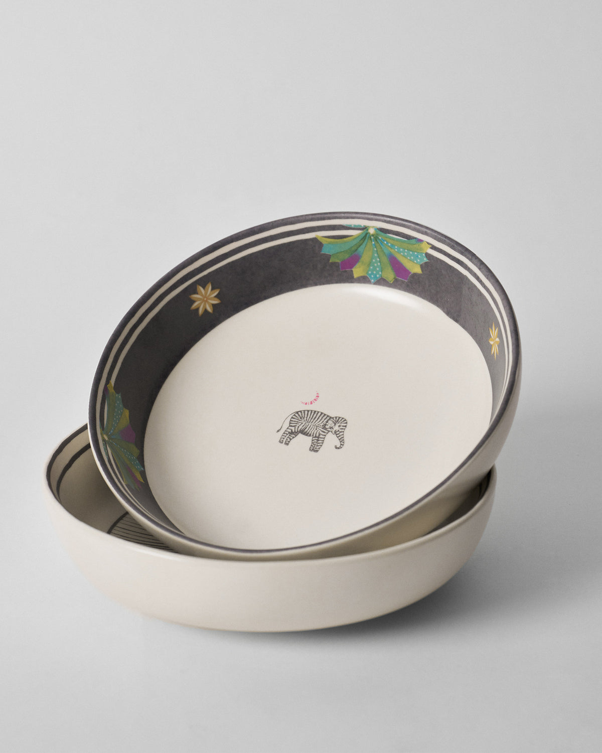 Palm Bloom shallow bowl with a small elephant at the centre.