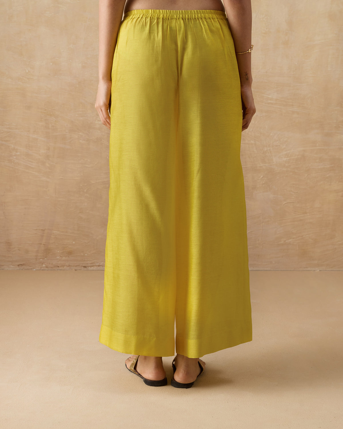 Back of chartreuse Basic pyjamas with an elastic gathered waist.