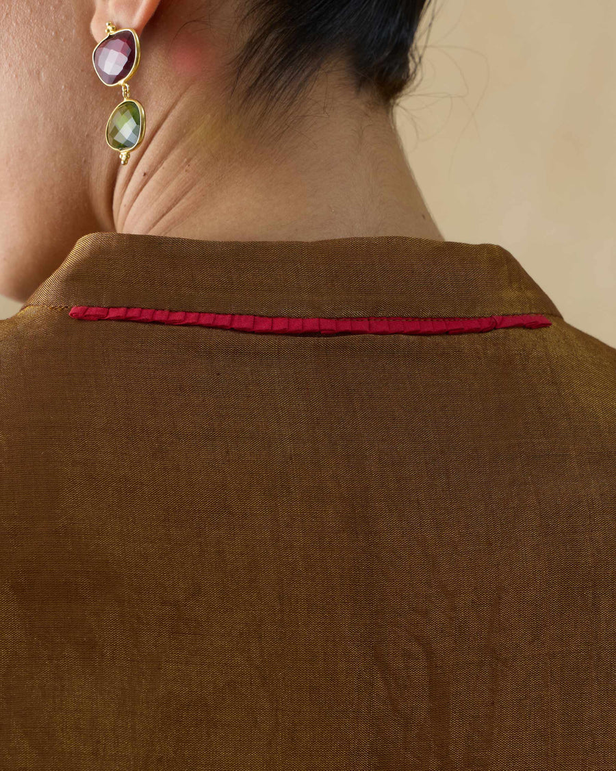 Close-up of the back neck of the Tango Kaftan, with a narrow red pleated trim.