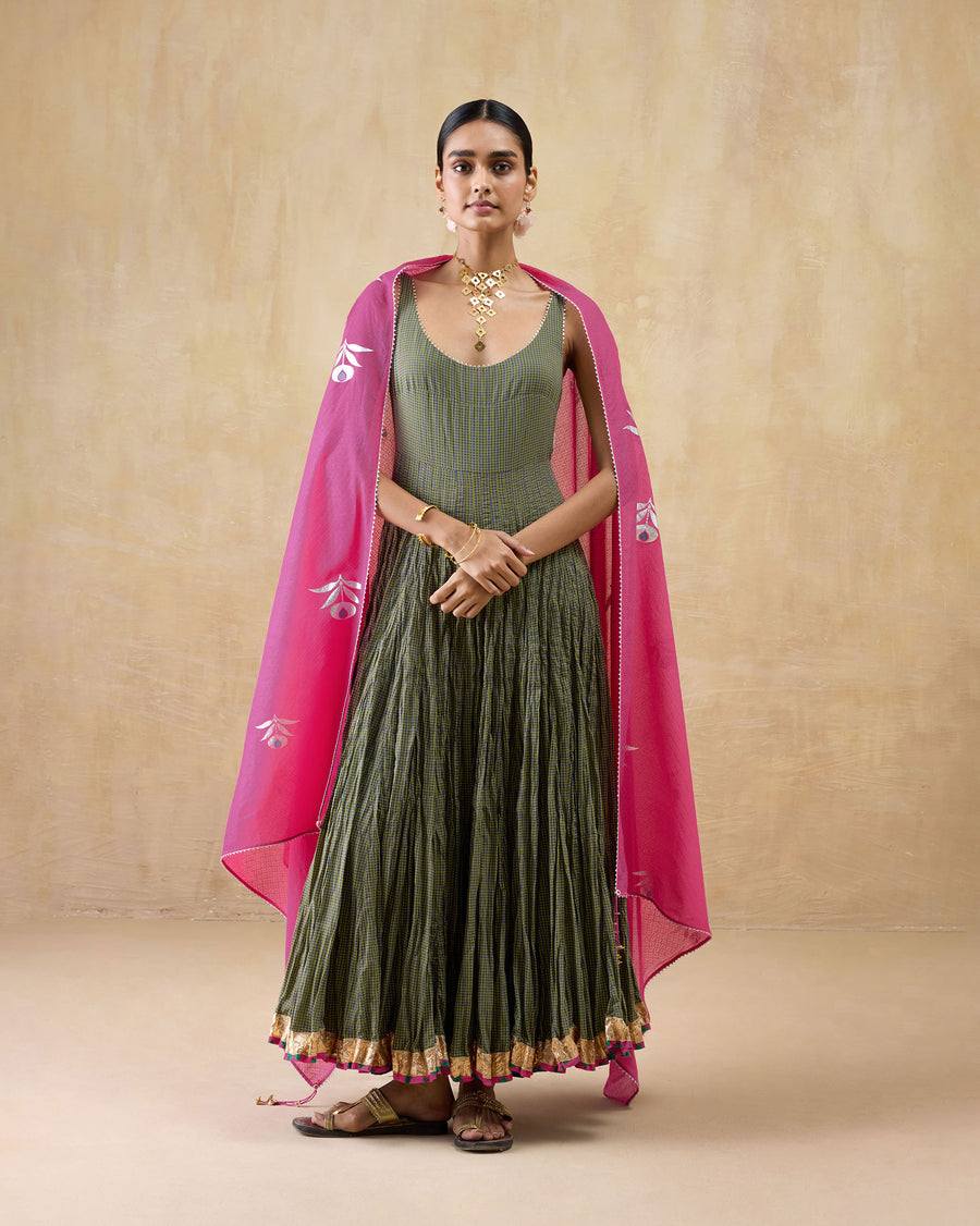 The Kochi Kurta worn with Darjeeling Pants and the pink Riverdance Dupatta draped over both shoulders.