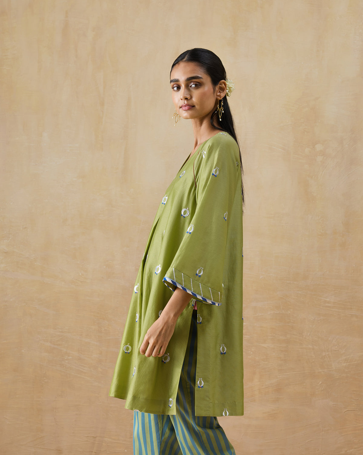 Side view of an olive green Revelry kurta with a deep side slit.