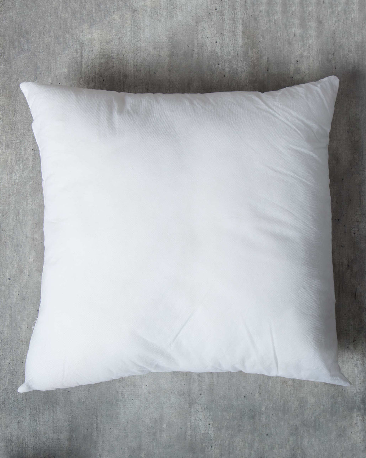 The 51 x 51 cm cushion filler from above.