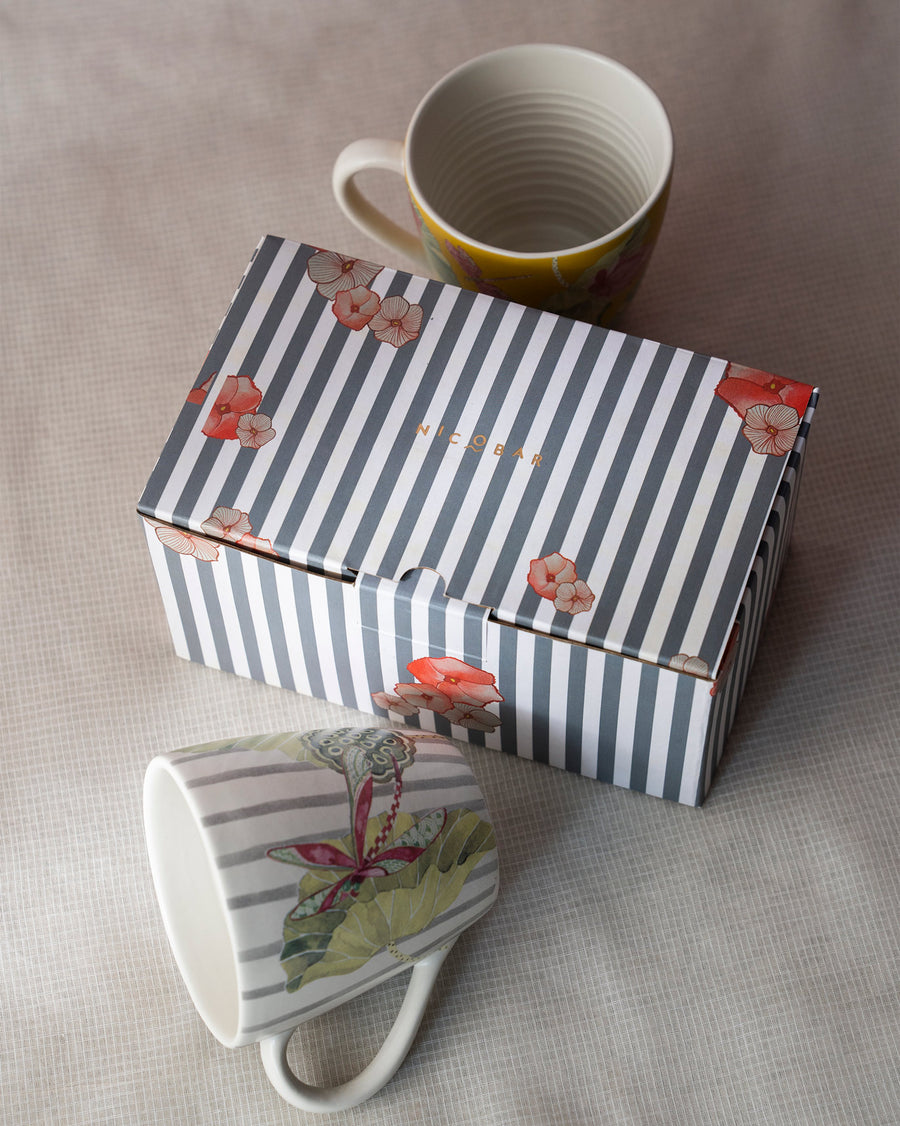 The mugs with a grey striped gift box scattered with flowers