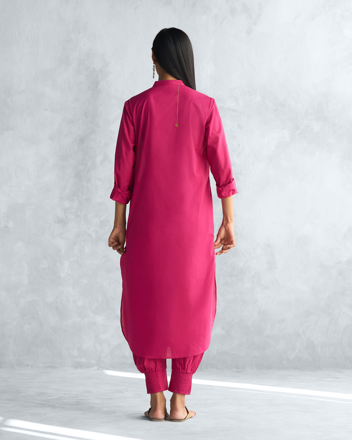Back of a berry long kurta with a curved hem and side slit.