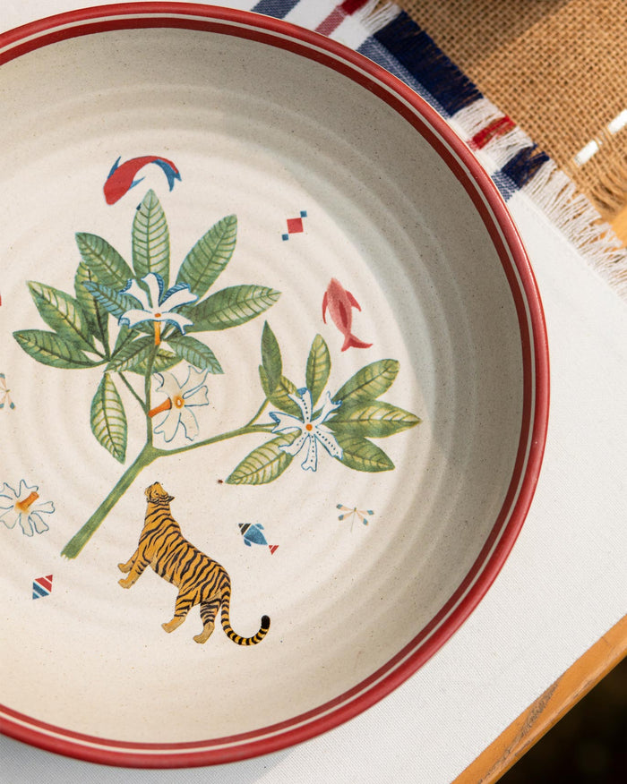 The tiger and leaves seen close
